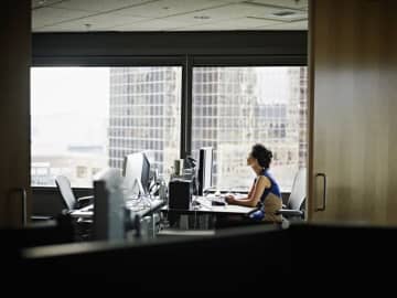 企業国家アメリカ、女性の地位向上に後退リスク　報告書が警告