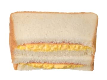 スクランブルエッグとチーズをトーストした食パンに挟んだ! セブン‐イレブンが「トーストサンド スクランブルエッグ＆チーズ」を本日30日(火)発売