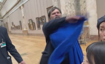 「テロかも、まずい」ルーブル美術館強盗　現場に居合わせた記者が目撃した全て　「あと30秒早ければ」ずさんな警備体制も明らかに