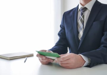 祖母が「昔は銀行の金利が6％くらいあった」と言っていましたが本当ですか？今はなぜ利息がほぼない状態なのでしょうか。