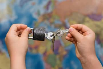 これ一生開かないじゃん。子どもが南京錠に仕掛けた"イタズラ"に「草すぎる」「どうして…」