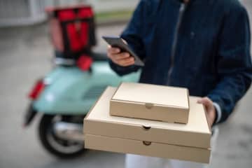 賃金に不満を持つデリバリー配達員、ピザを届けると…→玄関前で撮影された“行動”に注文者が怒り