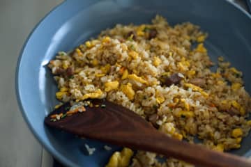 チャーハンがべちゃべちゃになる原因とは？理想のパラパラ食感に変わる調理のコツ