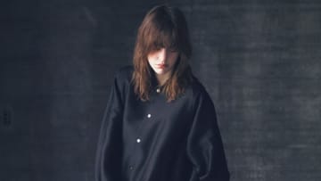 【明日なに着る？】「ドレスシャツのように上品」ほのかにツヤめく上質ブルゾン