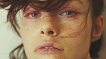 服はシンプル「メイクはアクセサリー」 注目は「溶け込むような赤」