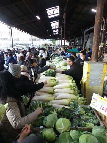 川崎市南部市場　「新鮮、おいしいよ」　数の子にカニ、きんとん　正月食材求めて大にぎわい