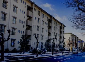 雪が積もったベランダに"写ってはいけない"ものが…？ 7階で撮影された不可解な1枚に反響