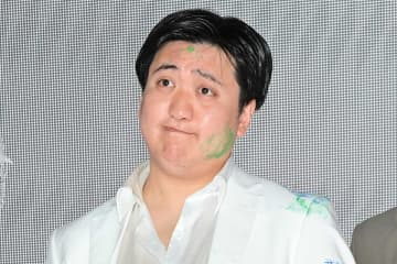 カカロニ・栗谷、結婚をサプライズ発表　明石家さんまが婚姻届の証人