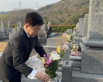 森友文書開示の道を開いた加藤勝信前財務相が自死職員の墓参り 大臣経験者では初めて【森友遺族・夫の死を巡る闘争記】