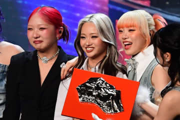 【レコ大】ＨＡＮＡが最優秀新人賞　涙のステージに大ファン川口春奈も「私もうるうる」