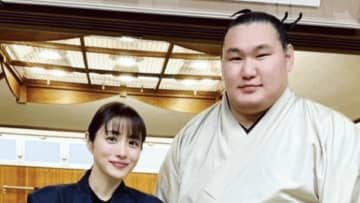 「顔ちっさ！！！」豊昇龍、石原さとみとの2ショットで“ガチガチ”緊張　「めっちゃ豪華」「横綱の特権」と反響