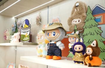 “サンリオに匹敵する存在になり得る”中国の人気キャラ「ラブブ」人気失速か 株価が高値から4割超下落