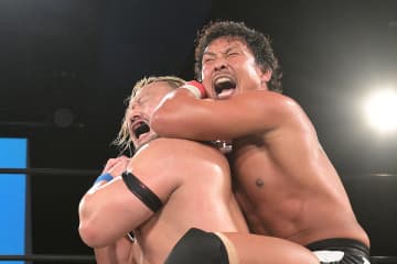 【ＧＬＥＡＴ】中嶋勝彦が愛鷹亮を下しＵＷＦ王座Ｖ６　崖っぷちからスリーパーで絞め落とし逆転