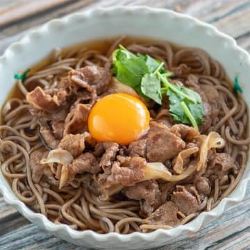 【背徳の「すき焼き風肉そば」のレシピ】「年越しそばはこれがいい」甘辛肉×そば×生卵で箸が止まらなくなるぞ