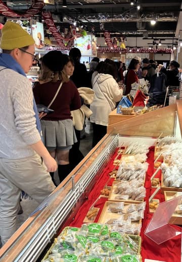 小田原、鈴廣かまぼこの里で年の瀬のにぎわい　職人が「鹿の子かまぼこ」細工を実演