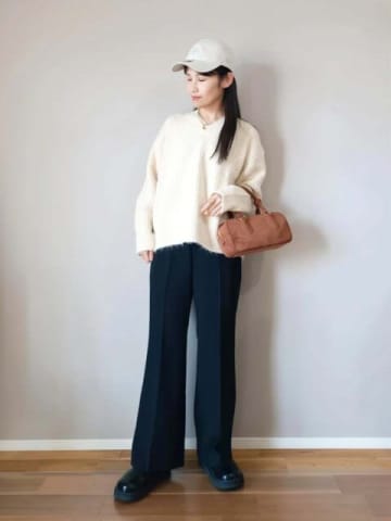 フレアパンツに合う服は？ 相性のいい組み合わせ大公開♪