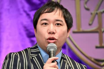 『M-1』史上「もっともやばい衣装」が話題「とろろこんぶすぎる」「電車の椅子みたい」