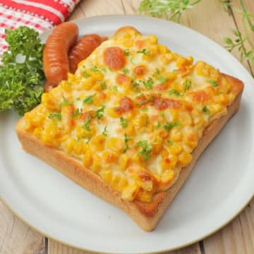 【大掃除でコーン缶を発掘した人へ】「マヨだけじゃ損してる」「完全に屋台の味」忙しい日に大助かりのトーストレシピ