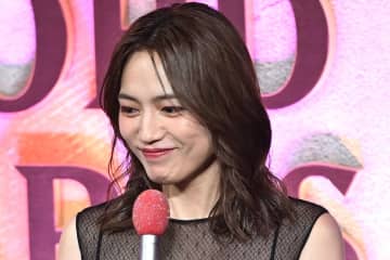 「美背中ヤバい！」川口春奈、『レコ大』生放送中に着替え　健康的な肌見せに「圧巻すぎる」の声