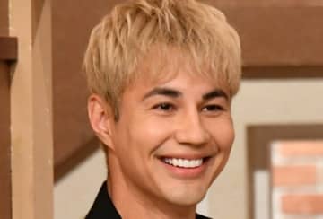 「父はハリウッド俳優」「高級ホテル43階を自宅に」人気タレント、超セレブだった幼少期を明かす