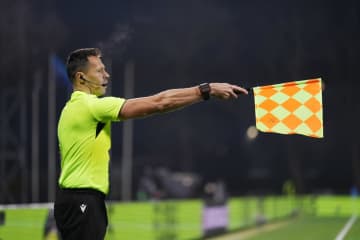 オフサイドルールに変更の可能性…完全に飛び出さなければセーフ？　ヴェンゲル氏提唱の新案が来年審議へ