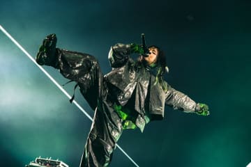 「キャパ足りねぇよ！」2026年春メジャーデビューChevon トリのステージで大暴れ！『FLASH BACK!!!!!!!!』『ダンス・デカダンス』など全10曲でぶち上げる【COUNTDOWN JAPAN 25/26 ライブレポ】