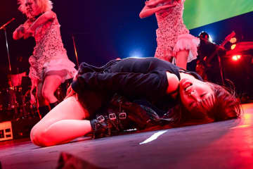 アイナ・ジ・エンド 全身黒のショーパン衣装で『革命道中』披露に熱狂！ソロ3回目のCDJでシャウト＆がなり炸裂！「いっぱい寝るで～」ギャップありなMCも【COUNTDOWN JAPAN 25/26 ライブレポ】