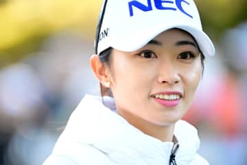 「エンジン音がかっこいいです」クルマ好きの25歳人気女子ゴルファーが“黒光り超高級SUV”のドライブ体験に感動！ ハンドルを握る様子も紹介