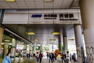 「2、3人の女性が吹っ飛んでいました」渋谷駅で“ぶつかりおじさん”を撃退！「動画に撮りました。暴行罪であなたを警察に連絡しますね」と言ってみたら……【衝撃エピソード再配信】