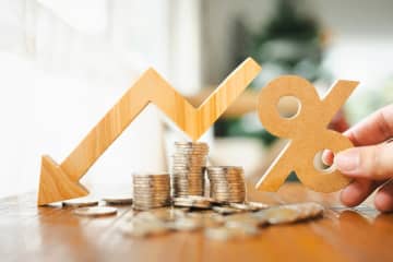 妻は10歳年下の専業主婦です。加給年金をもらっているのですが、2028年4月から減額になると聞きました。どのくらい減ってしまうのでしょうか？