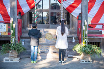 初詣でタブーとされる『4つの行動』　マナー違反となっているやりがちなこととは？