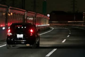 20～30代男性 “深夜4時” に高速道路で『飛び出し』”60歳男性の乗用車” が避けられず 救急搬送されネットでコメント殺到「これでも過失割合は100：0にならないんですか？」「この辺りは120km/hの直線区間で速度が乗るところです。避けられる訳が無い」