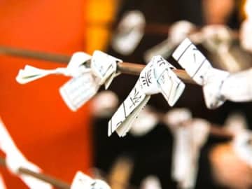 おみくじの大吉は「結ぶ」「持ち帰る」どっちが正解？一年良い運勢でいるために知っておくこと！