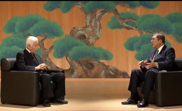 「不敬です」「伝統芸能への敬意を持ってほしい」と批判的な声も。石破茂氏、土足のまま能舞台で対談する姿を公開、放送元が謝罪