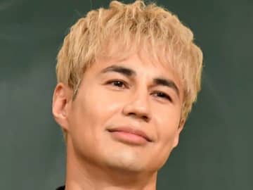 包丁を向けてきた母親が霊能師を送り込み…人気タレント、高校生時代の壮絶な体験を明かす「本物だと信じた」