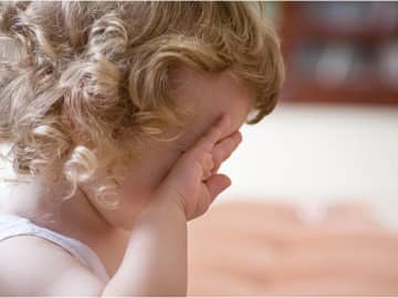 目に黒いものが見えると子どもに言われたら。見分けるヒントを眼科医倉員先生にお伺いしました