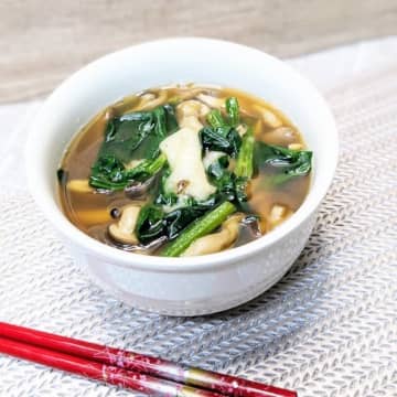 【焼かない餅が正解かも〜】ほうれん草としめじでやさしく煮る！お餅のめんつゆ煮レシピ