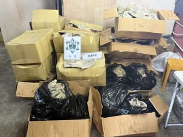 マカオ税関が運び屋向け密輸品供給拠点摘発…温度管理不足の冷凍牛もつ肉270キロ発見