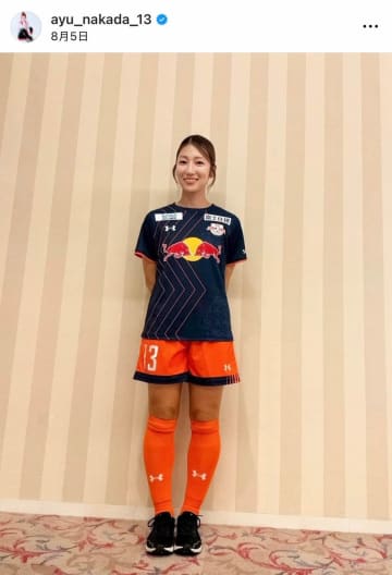 美女サッカー・仲田歩夢、髪おろして＆巻き髪カワイイ...ユニ姿と雰囲気変わって　「お洒落」「笑顔にキュン」