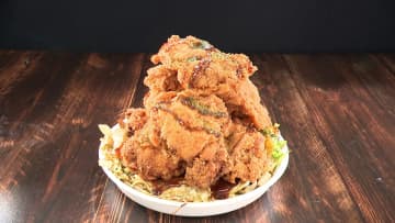 広島のお好み焼きがタワーに！ チキンカツ8枚トッピングで驚異の1300円の『オモウマい店』