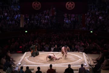 「お相撲さんやっぱり大きい」“TBS人気女性アナ”、新大関・安青錦との“衝撃2ショット”に反響「サイズ差が笑」「びっくり」