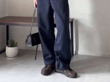 いま、スニーカーなら【adidas】が推し！ おしゃれさんの「ブラウンスニーカー」を真似したい