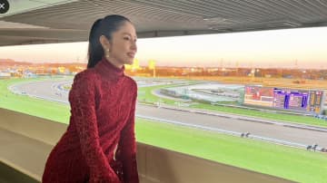 長澤まさみ、赤いドレスで中山競馬場に降臨　「美しすぎる」「この顔で馬券外してるんだぜ」とツッコミも