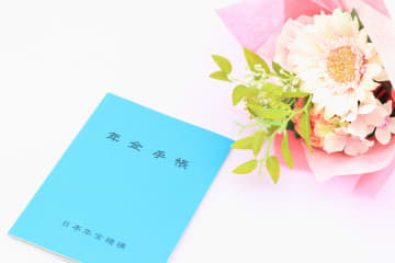年金を「月15万円」受け取る夫と、70歳で死別…妻の私は「遺族年金」を受け取れますか？ 自分の年金「7万円」と合わせれば、“残りの老後生活”は暮らしていけるでしょうか？