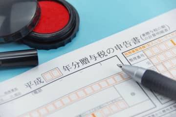 父が「幼稚園の送迎に」と“ステップワゴン”を買ってくれました。値段は「300万円」以上ですが、お金じゃないので“贈与税はかからない”ですよね？