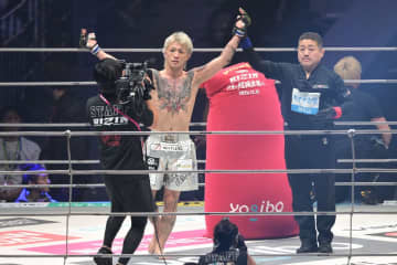 【ＲＩＺＩＮ】芦澤竜誠がわずか２５秒腕十字で一本負け　歓喜のジョリー「顔になるような選手になる」