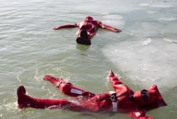 ドライスーツを着て氷の漂う水面にプカプカ、冬の新アクティビティー「氷上浮遊」が人気―中国