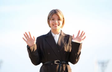 阿部詩が東京シンデレラマイルに来場…年末の大井競馬場を華やかに演出