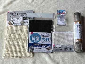【ダイソー神アイテム】マットも家具も固定！優秀な「滑り止めシート＆テープ」をご紹介！