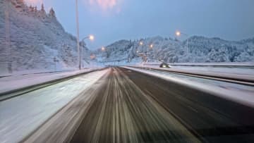 冬ツーリングの落とし穴！凍結しやすい危険ポイントとバイクの正しい対処法